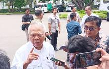 VIDEO: Aksi Sigap Pak Bas Payungi Jokowi saat Hujan Deras di Sulteng