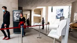 Gel pembersih tangan disediakan di pintu masuk Museum Sejarah Jerman di Berlin, ibu kota Jerman, (18/5/2020). Museum dan galeri di negara tersebut dapat diakses kembali, namun sejumlah aturan kebersihan dan jarak harus terus dipatuhi untuk mencegah penyebaran Covid-19. (Xinhua/Binh Truong)