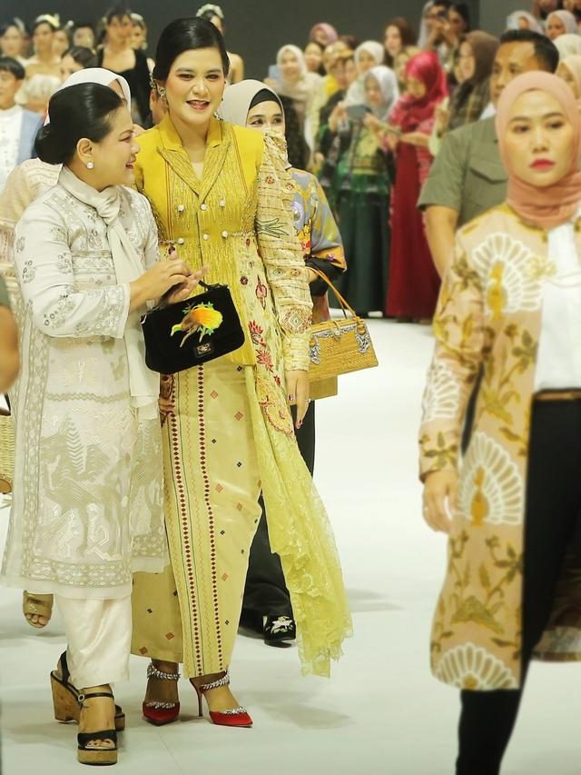 8 Gaya Elegan Iriana Jokowi dan Kahiyang Ayu Kenakan Busana Etnik saat Nonton JFW 2024