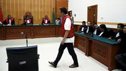 Wong Chi Ping saat menuju kursi sidang di Pengadilan Negeri Jakarta Barat, (13/11/2015). Pengadilan Indonesia menghukum  mati Wong Chi Ping yang berkewarganegaraan Hongkong ini dengan penyelundupan obat terlarang lebih dari 860 kg. (REUTERS/Beawiharta)