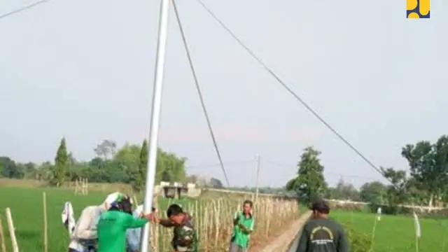 Menteri Pekerjaan Umum (PU) Dody Hanggodo menyerahkan 12 ekor burung hantu kepada petani di Kecamatan Cikedung, Kabupaten Indramayu, Jawa Barat. (Foto: Kementerian PU)