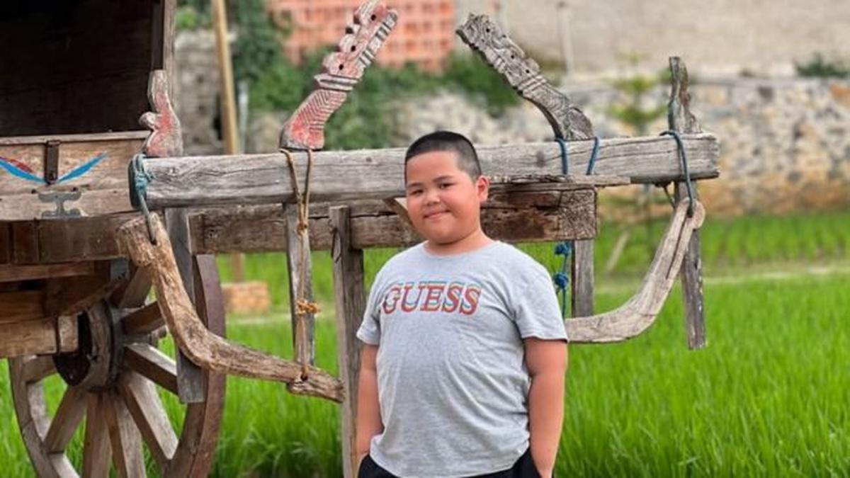6 Penampilan Terkini Tatan Bocah Lucu yang Viral Stiker WhatsApp, Bikin Pangling
