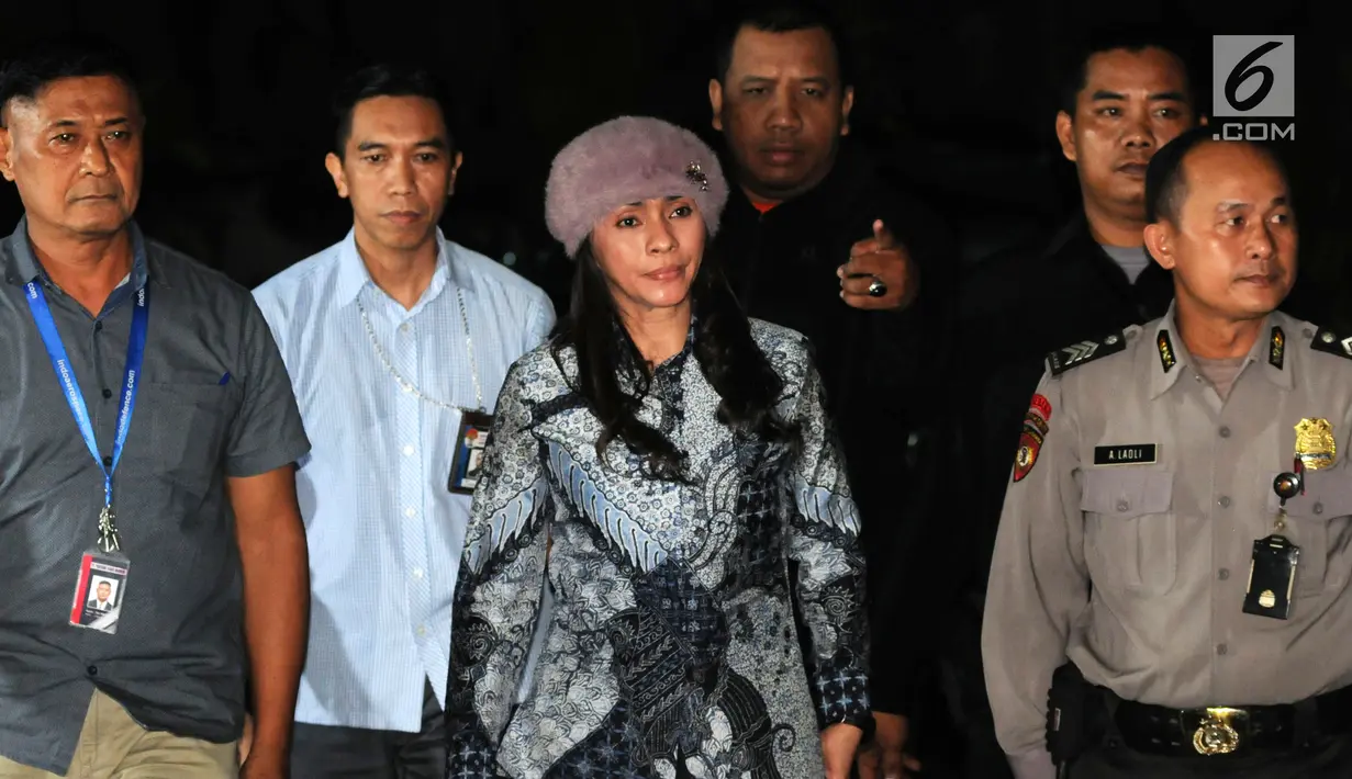 Bupati Kabupaten Kepulauan Talaud, Sulawesi Utara (Sulut) Sri Wahyumi Maria Manalip tiba dikawal petugas di Gedung KPK, Jakarta, Selasa (30/04/2019). Sri Wahyumi Maria terjaring OTT terkait dugaan suap proyek pembangunan pasar dan menjalani pemeriksaan 1X24 jam. (merdeka.com/Dwi Narwoko)