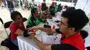 Petugas kesehatan melayani para peserta pengobatan gratis yang diadakn oleh halodoc, Jakarta, Rabu (06/09). Program merupakan bagian dari kampanye Indonesia sehat yang dilakukan oleh halodoc. (Liputan6.com/Johan Tallo)