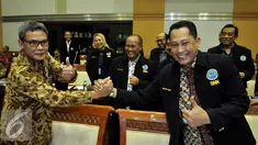 Kepala BNN Budi Waseso bersalaman dengan Plt pimpinan KPK Johan Budi saat Rapat Dengar Pendapat (RDP) dengan Komisi III DPR di Jakarta, Senin (7/9/2015). RDP yang membahas Rencana Kerja dan Anggaran dihadiri BNN, KPK, dan PPATK. (Liputan6.com/Johan Tallo)