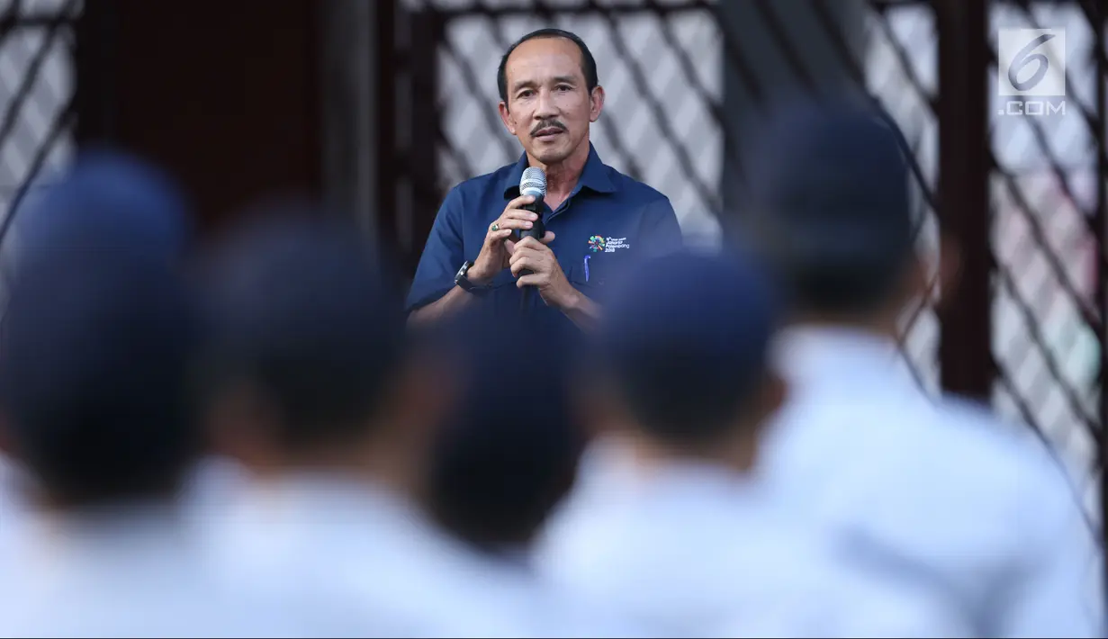Sekjen INASGOC, Eris Herryanto memberi arahan saat apel kesiapan pelaksanaan Asian Games 2018 di lingkar luar Stadion Utama GBK, Jakarta, Senin (4/6). Apel diikuti berbagai unsur terkait termasuk TNI dan Polri. (Liputan6.com/Helmi Fithriansyah)