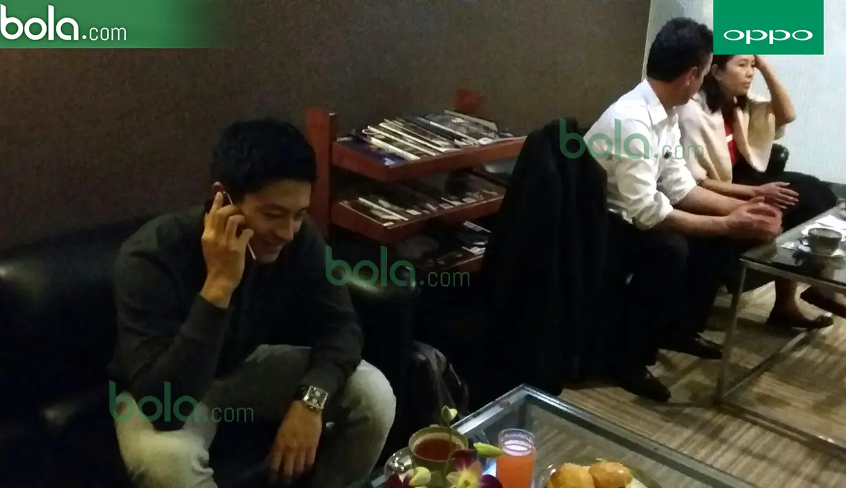 Pebalap Manor Racing asal Indonesia, Rio Haryanto, bersantai di lounge Bandara Soekarno-Hatta, Tangerang, Banten, Senin (14/3/2016) sebelum berangkat menuju Melbourne, Australia untuk berlomba di seri pertama F1 musim 2016. (Bola.com/Yus Mei Sawitri)