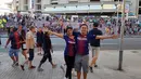 Pemeran Titi Rajo Bintang menemani suami menyaksikan pertandingan sepak bola dua klub papan atas Barca dan Madrid. Pertandingan berlangsung di kandang Barca, Stadion Camp Nou itu, harus mengakui keunggulan tamunya, Real Madrid. (Instagram/titirajobintang)