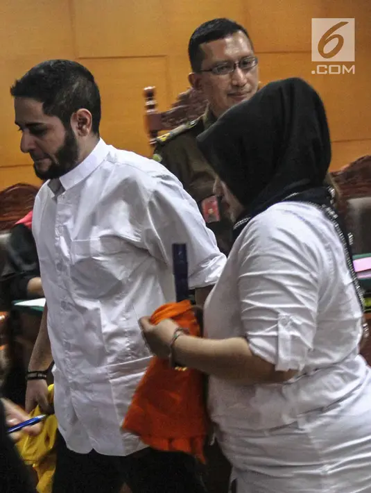 Artis Dhawiya Zaida (kanan) dan Muhammad usai mengikuti sidang kasus narkoba di PN Jakarta Timur, Selasa (26/6). Hakim menunda sidang dan meminta JPU untuk menyiapkan saksi-saksi minggu depan. (Liputan6.com/HO/Udin)