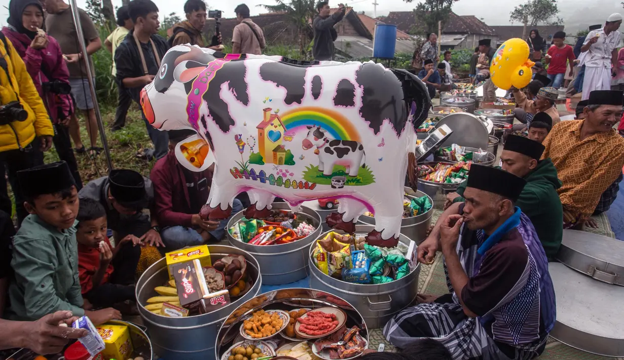 Nyadran menjadi sarana melestarikan tradisi dan budaya gotong royong sekaligus upaya menjaga keharmonisan masyarakat melalui kegiatan kembul bujono (makan bersama). (DEVI RAHMAN/AFP)