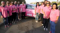 Para sopir perempuan Pink Taxi berpose di depan salah sebuah taksi perusahaan tersebut di Kairo, Mesir, Selasa (8/9). Untuk semakin menambah kesan perempuan, para pengemudi taksi semuanya menggunakan aksesoris serba merah muda.(REUTERS/Amr Abdallah Dalsh)