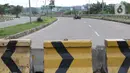 Pengendara motor berbalik arah melihat beton pembatas di kawasan lingkar Stadion Pakansari, Kabupaten Bogor, Jawa Barat, Rabu (10/6/2020). Pemkab Bogor masih melakukan Pembatasan Sosial Berskala Besar (PSBB) secara proporsional hingga 2 Juli mendatang. (Liputan6.com/Helmi Fithriansyah)