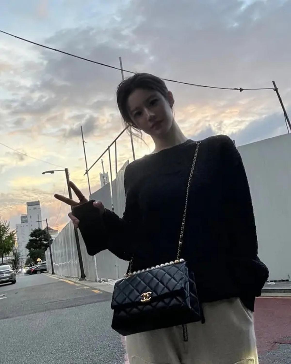 6 Ide Padu Padan Outfit Nongkrong ala Go Yoon Jung, Tampil Kece di Kafe