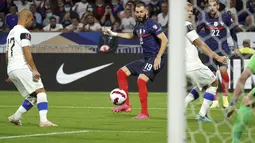 Penyerang Prancis, Karim Benzema mengumpan bola saat bertanding melawan Finlandia pada kualifikasi grup D Piala Dunia 2022 di stadion Decines di Lyon, Prancis, Rabu (8/9/2021). Prancis memimpin Grup D dengan sembilan poin hasil dua kali menang dan tiga kali seri.  (AP Photo/Laurent Cirpiani)