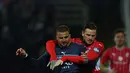 Bek Manchester City Kyle Walker (kiri) bersaing dengan gelandang tim divisi 4 Swindon Town, Ben Gladwin (kanan) dalam duel putaran ketiga Piala FA 2021/22 di County Ground, Sabtu (8/1/2022) dini hari WIB. Manchester City menang telak 4-1 saat menghadapi Swindon Town. (Adrian DENNIS / AFP)