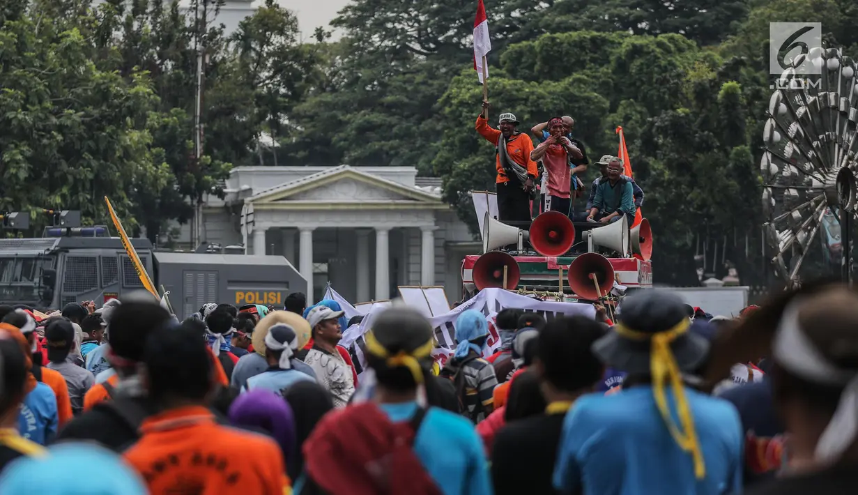 Massa yang tergabung dalam Aliansi Nelayan Indonesia berorasi saat menggelar unjuk rasa di depan Istana Merdeka, Jakarta, Selasa (11/7). Massa mendesak pembebasan nelayan Indonesia yang dikriminalisasi peraturan Menteri KKP. (Liputan6.com/Faizal Fanani)