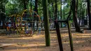 Fasilitas bermain anak terlihat di Taman Puring, Jakarta, Jumat (28/9). Pemprov DKI Jakarta akan melakukan revitalisasi Taman Puring yang mulai tak terawat pada tahun ini. (Liputan6.com/Faizal Fanani)