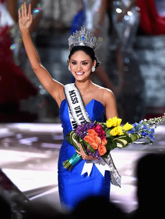 Miss Filipina, Pia Alonzo Wurtzbach melambaikan tangan usai dinobatkan sebagai pemenang ajang kecantikan Miss Universe 2015 di The AXIS Las Vegas, AS, Minggu (20/12). (Ethan Miller/Getty Images/AFP)