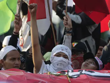 Peserta aksi massa Gerakan Nasional Kedaulatan Rakyat saat melakukan unjuk rasa di perempatan dekat Gedung Bawaslu, Jakarta, Rabu (22/5). Dalam aksinya, mereka meminta Bawaslu memeriksa kembali hasil Pemilu 2019. (Liputan6.com/Helmi Fithriansyah)