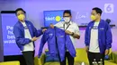 Menparekraf Sandiaga Uno (tengah) saat mengenakan jaket yang didampingi Co-Founder & CMO tiket.com Gaery Undarsa dan CEO George Hendrata di studio tiket LIVE, Jakarta, Senin (25/01/2021). Kemenparekraf dan tiket.com berkolaborasi mendukung kampanye IndDOnesia CARE. (Liputan6.com/Fery Pradolo)