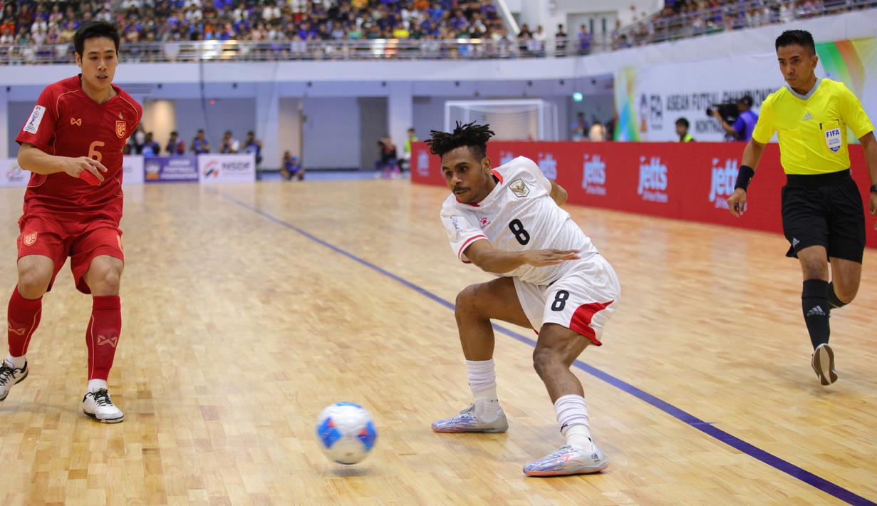 Pemain Timnas Futsal Indonesia, Andarias Kareth mencoba mengamankan bola dari rebutan pemain Thailand pada final Piala AFF Futsal 2026 di Nonthaburi Sports Complex Gymnasium, Nonthaburi hari Minggu, (12/4/2026). (Dok. FFI)