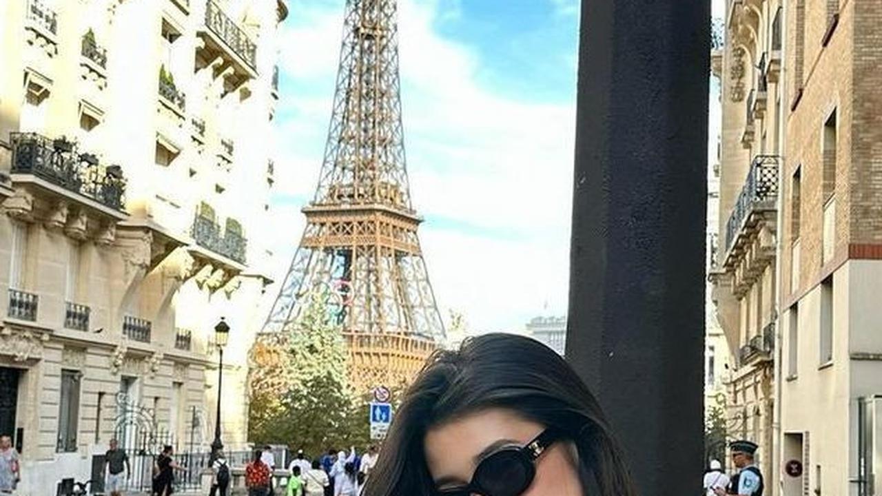 Dengan Latar Belakang Menara Eiffel