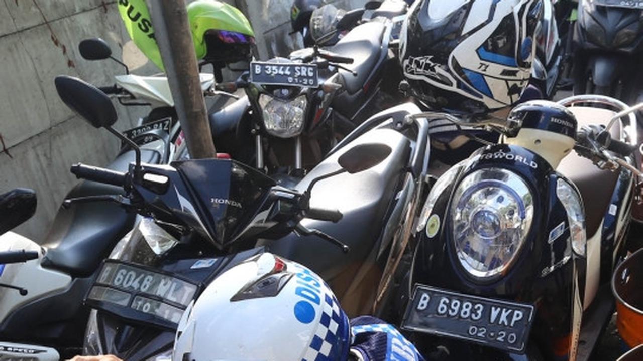 Parkir di trotoar, ratusan pentil sepeda motor dicabuti Dishub