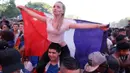Tanpa lelah sepanjang 90 menit suporter terus bernyanyi mendukung timnas Prancis yang sedang bertanding melawan Jerman. (Bola.com/Vitalis Yogi Trisna)