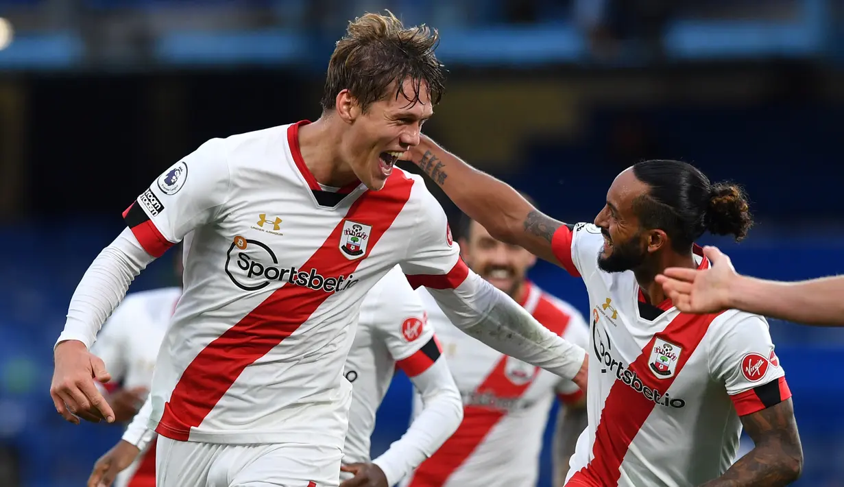 Bek Southampton, Jannik Vestergaard, merayakan gol yang dicetaknya ke gawang Chelsea pada laga lanjutan Liga Inggris di Stamford Brigde, Sabtu (17/10/2020) malam WIB. Chelsea bermain imbang 3-3 atas Southampton. (AFP/Ben Stansall/pool)
