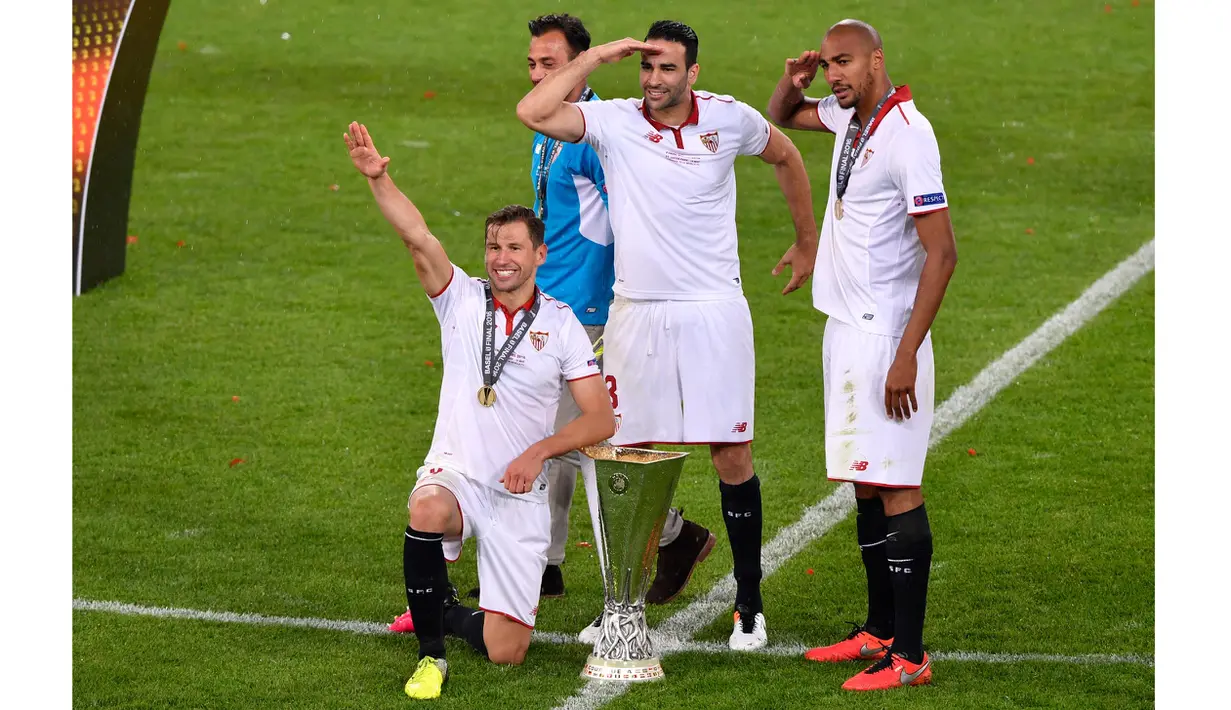 Aksi para pemain Sevilla saat meraih trofi juara Europa pada Final  UEFA Europa League  di St Jakob-Park stadium, Basel, (Rabu atau Kamis (19/5/2016) dini hari WIB. (AFP/Fabrice Coffrini)