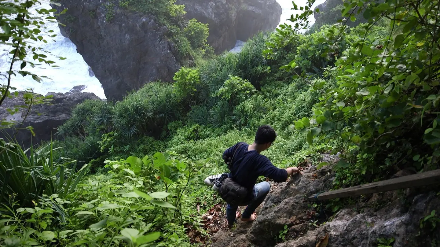 Tebing Curam Menjadi Jalur yang Harus Dituruni Menuju Gua Langse (Liputan6.com/Balgoraszky Arsitide Marbun)