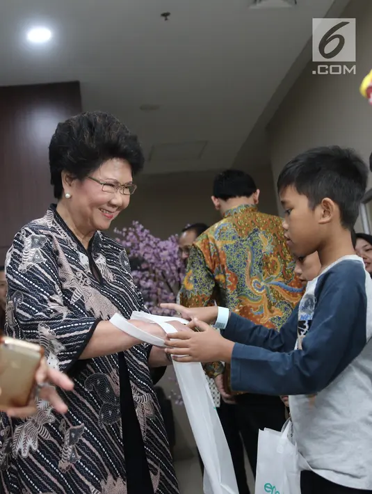 Ketua Yayasan Karya Alpha Omega Non Rawung memberi santunan saat bakti sosial operasi hernia di RS EMC Sentul City, Jawa Barat, Sabtu (21/4). Acara terselenggara berkat kerja sama RS EMC dengan Yayasan Karya Alpha Omega. (Liputan6.com/Herman Zakharia)