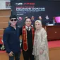 Ruri Repvblik bersama Ari Arisman alam momen sidang promosi Doktor Ari di UPI Bandung.