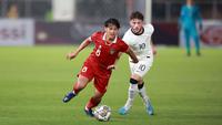 Pemain Timnas Indonesia U-20, Zanadin Fariz mengontrol bola dibayangi pemain Selandia Baru, Jay Joshua Herdman pada laga International Friendly Match U-20 di Stadion Utama Gelora Bung Karno (SUGBK), Jakarta, Minggu (19/02/2023). (Bola.com/Ikhwan Yanuar)