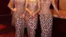 Berbeda lagi dengan kebaya para bridesmaid Mahalini Raharja, yang terdiri dari finalis Indonesian Idol. Tiara Andini, Keisya Levronka, dan Ziva Magnolya tampil serasi dengan kebaya ungu berdetail bordir emas yang mewah, dipadu kain batik sebagai bawahan. [Foto: Instagram/zivellasjawa]