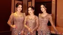 Berbeda lagi dengan kebaya para bridesmaid Mahalini Raharja, yang terdiri dari finalis Indonesian Idol. Tiara Andini, Keisya Levronka, dan Ziva Magnolya tampil serasi dengan kebaya ungu berdetail bordir emas yang mewah, dipadu kain batik sebagai bawahan. [Foto: Instagram/zivellasjawa]