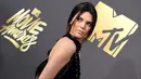 Model Kendall Jenner ketika menghadiri acara MTV Movie Awards 2016 di Burbank, California, Sabtu (9/4). Adik tiri Kim Kardashian itu mencuri perhatian dalam balutan dress hitam menerawang yang seksi. (Frazer HARRISON/GETTY IMAGES NORTH AMERICA/AFP)