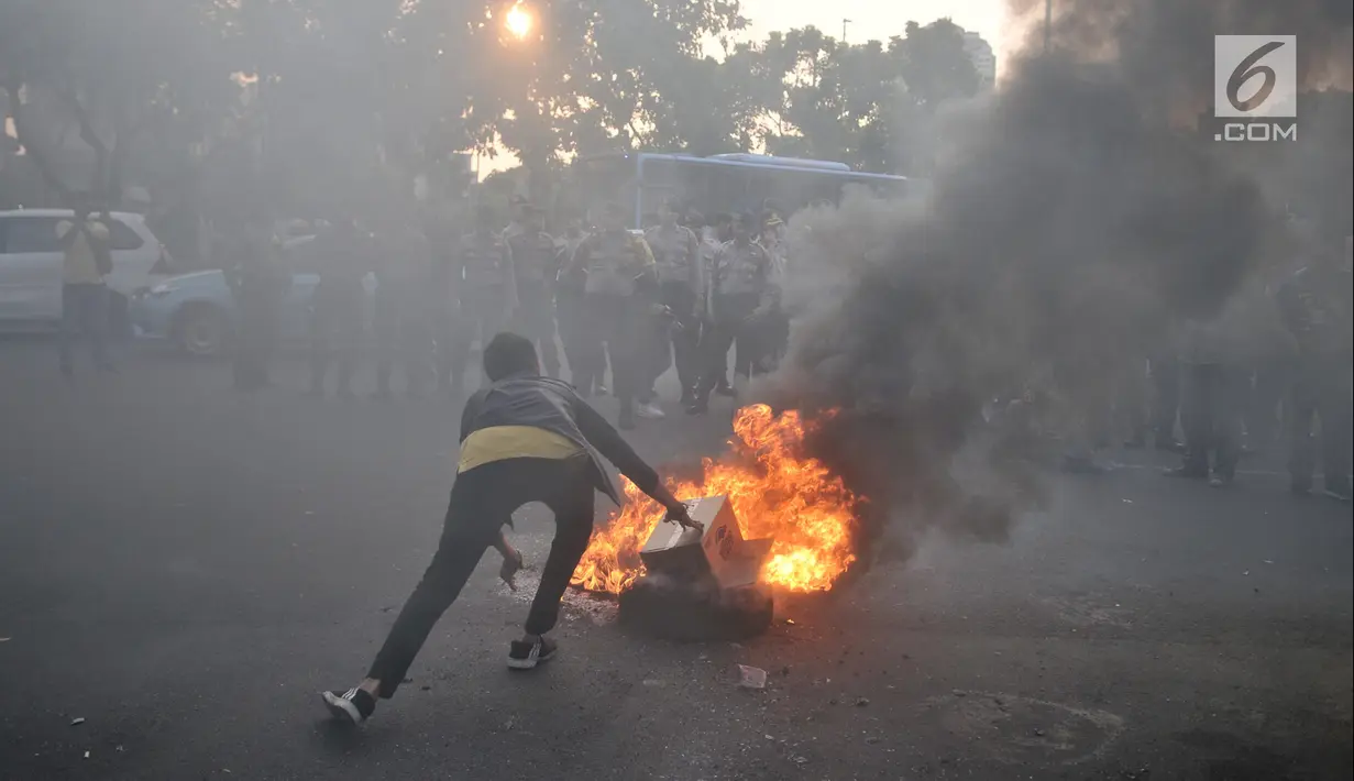 Mahasiswa gabungan se-Jabodetabek membakar ban bekas saat unjuk rasa di depan Istana Merdeka, Jakarta, Selasa (16/7/2019).  Mereka mengecam pemerintah Jokowi atas hutang negara yang melonjak, politik dagang sapi, diskon pajak 300 persen, dan krisis penegakan HAM. (merdeka.com/Iqbal S. Nugroho)