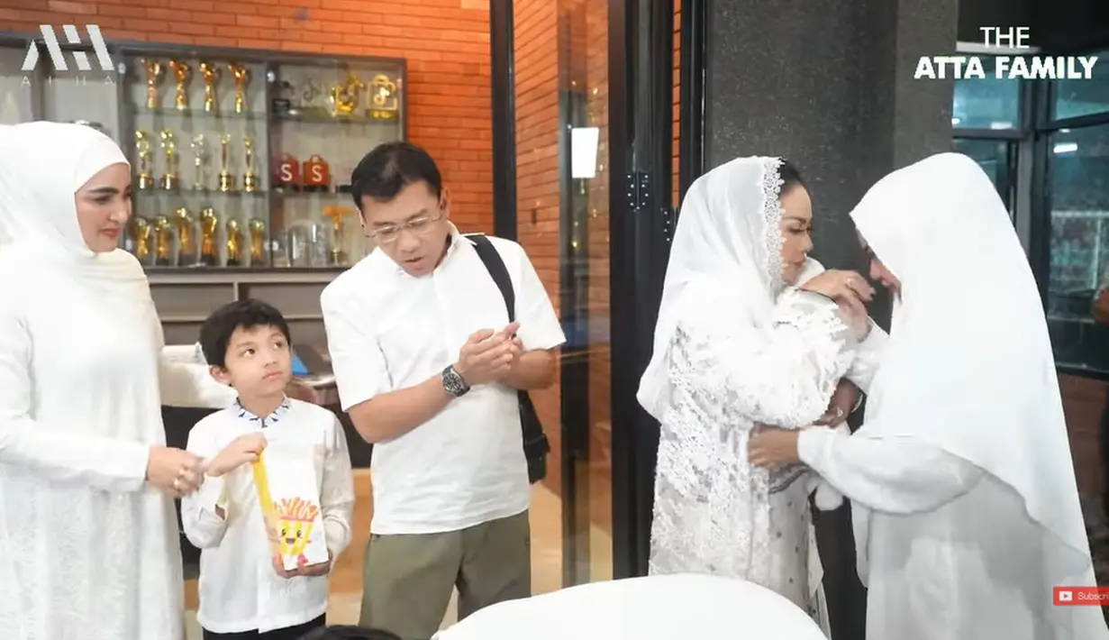 Aurel Hermansyah saat berpamitan kepada Krisdayanti. Sang ibu mencium dan memeluk anak sulungnya. (Foto: YouTube/ AH)