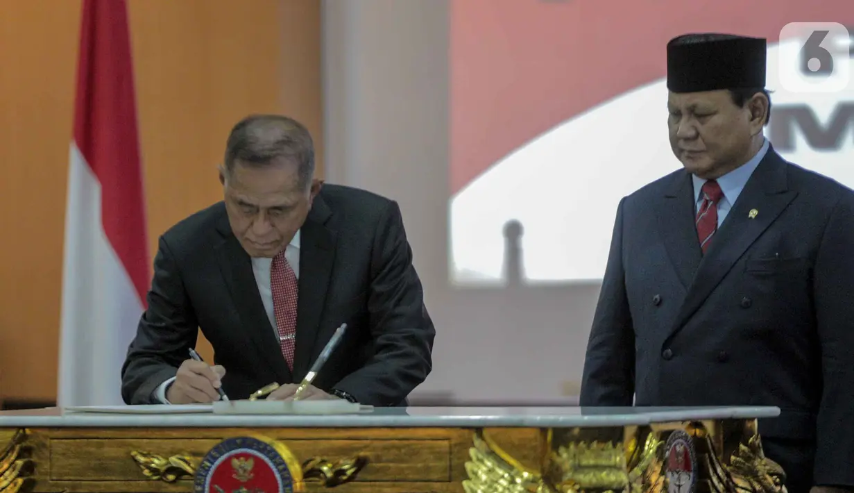 Pejabat lama Menteri Pertahanan, Ryamizard Ryacudu (kiri) bersama Pejabat baru Menteri Pertahanan Prabowo Subianto saat menandatangani berita acara serah terima di Kementerian Pertahanan, Jakarta, Kamis (24/10/2019). Ryamizard resmi menyerahkan jabatan kepada Prabowo. (Liputan6.com/Faizal Fanani)