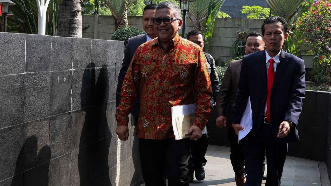 FOTO: Senyum Hasto Kristiyanto Tiba di KPK Sebelum Diperiksa untuk Kasus Harun Masiku