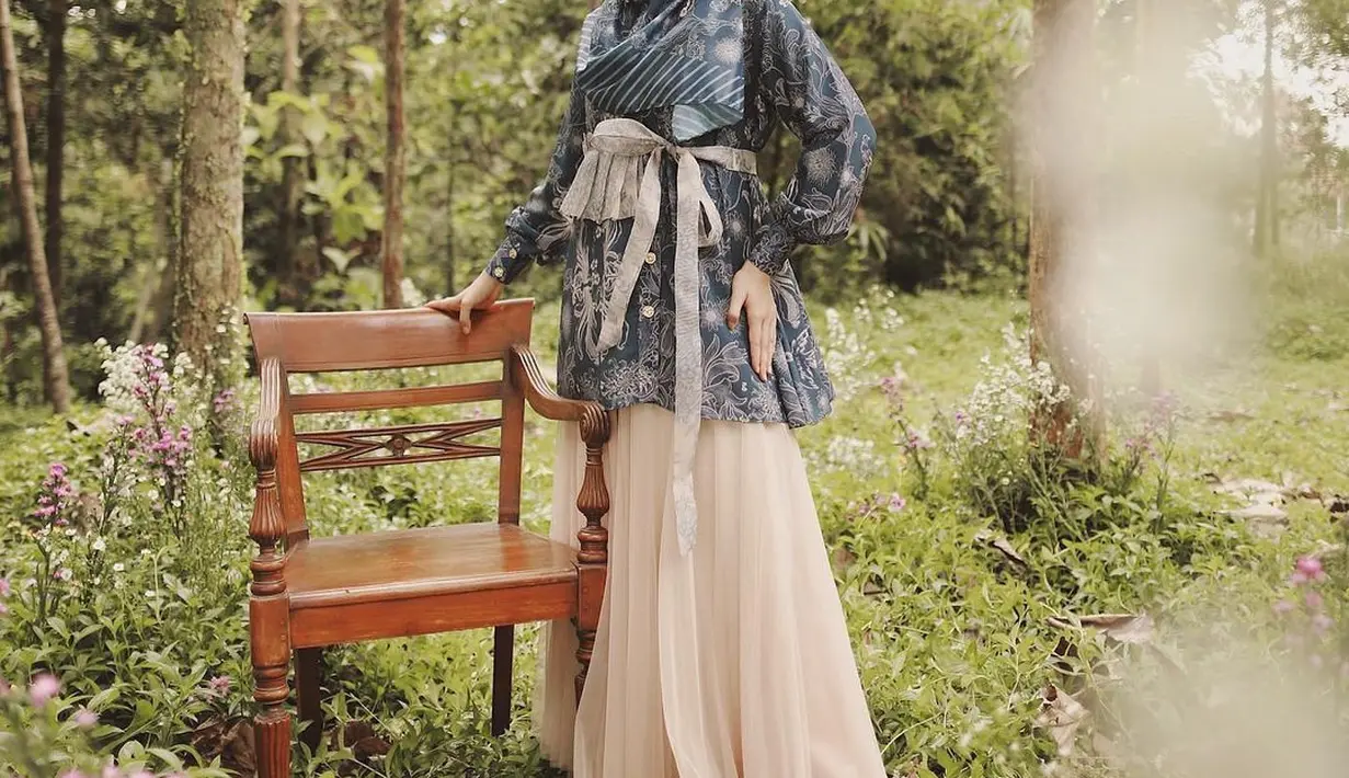 Kombinasi blouse bermotif warna dark grey dengan hijab warna senada dan rok tutu warna pink yang dikenakan Zaskia Sungkar ini bisa memberikan kesan tampilan yang manis dan anggun. (Instagram/zaskiasungkar15).