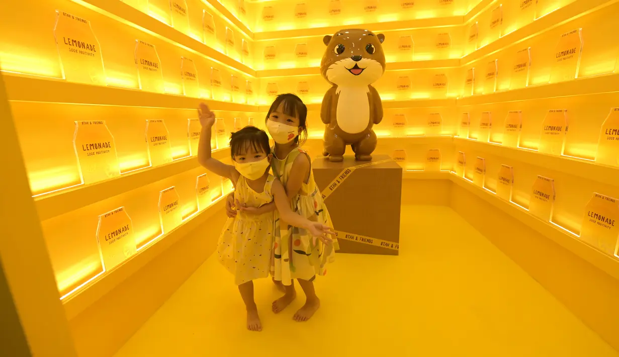 Dua anak perempuan bermain di arena petualangan bertema berang-berang Otah & Friends di Gardens by the Bay di Singapura pada 14 Desember 2020. (Xinhua/Then Chih Wey)