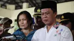 Kadiv Humas Mabes Polri, Irjen Pol Anton Charlian (kanan) memberi keterangan pers setelah bertemu dengan anak yang ditelantarkan orangtuanya di pendopo Safe House Cibubur, Jakarta, Sabtu (16/5/2015). (Liputan6.com/Johan Tallo)