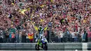 Valentivo Rossi merayakan kemenangannya di depan pendukungnya.  (AP Photo/Vincent Jannink)