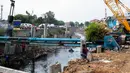 Sejumlah pekerja menyelesaikan pemasangan tanggul dan turap kali di Inspeksi Kali Grogol Palmerah, Jakarta, Rabu (21/11). Normalisasi tersebut dilakukan untuk mengantisipasi banjir dan genangan di Jakarta Barat. (Liputan6.com/Faizal Fanani)