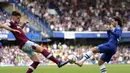 Gelandang West Ham, Declan Rice berduel memperebutkan bola dengan pemain Chelsea, Marc Cucurella dalam pertandingan lanjutan Liga Inggris di Stadion Stamford Bridge di London, Sabtu (3/9/2022). Chelsea menang tipis atas West Ham dengan skor 2-1. (AP Photo/Kirsty Wigglesworth)