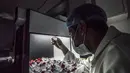 Pekerja laboratorium saat mengawasi produksi botol vaksin Sinovac di laboratorium Vacsera, Kairo, Mesir, Rabu (1/9/2021). Laboratorium Vacsera di Mesir membuat vaksin Sinovac China untuk mencegah penularan virus corona. (AFP/Khaled Desouki)