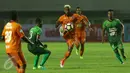 Penyerang Borneo FC, Patrich Wanggai (tengah) mencoba melewati pemain PS TNI dalam laga lanjutan Liga 1 di Stadion Pakansari, Kab Bogor, Senin (17/4). Laga PS TNI melawan Borneo FC berakhir imbang 2-2. (Liputan6.com/Helmi Fithriansyah)