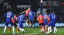 Pemain Luton Town Reece Burke (tengah kiri) mencoba menanduk bola untuk mencetak gol di depan pemain Chelsea Malang Sarr pada pertandingan sepak bola putaran kelima Piala FA di Kenilworth Road, Luton, Inggris, 2 Maret 2022. Chelsea menang 3-2. (AP Photo/Ian Walton)